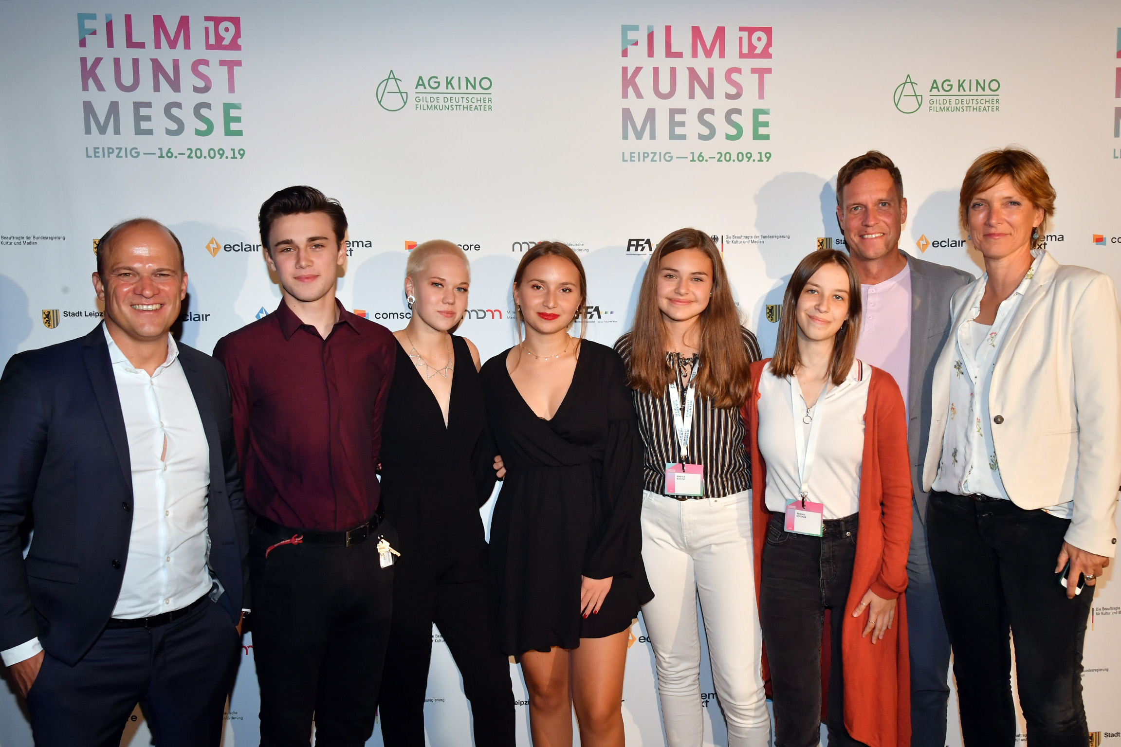 Von links: Dr. Christian Bräuer (AG Kino), Jugendjury der FKM,  Felix Bruder (AG Kino), Bettina Buchler (FBW). Foto: Rainer Justen. Copyright AG Kino.